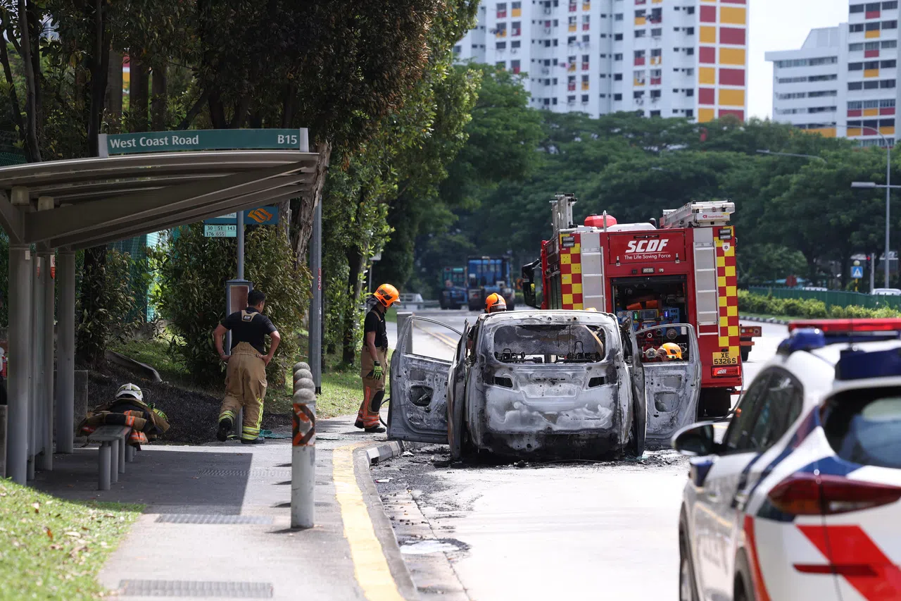 货车底部被烧得漆黑，货车被烧剩骨架，地上一片残骸。（白艳琳摄）