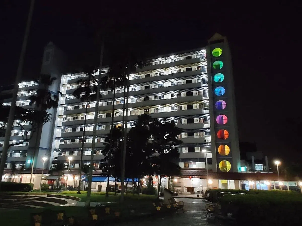 疫情期间，李伟烈在他居住的组屋楼梯间装置彩虹灯，照亮居民的心灵。（Very Small Exhibition提供）