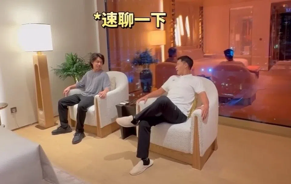 郭晋安（右）和儿子在酒店房间里聊天。（视频截图）