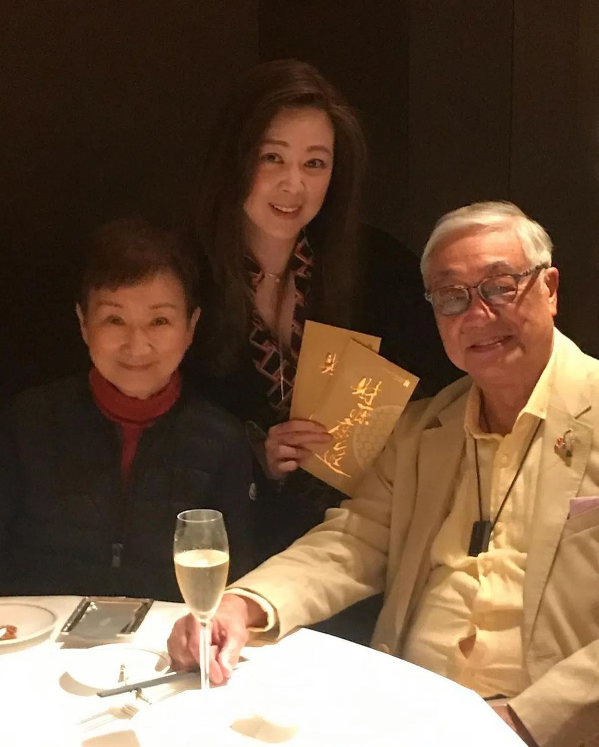 曾江夫妇与王馨平（中）合照。王馨平短短一个月痛失父亲王羽和舅舅曾江。（取自艺人微博）