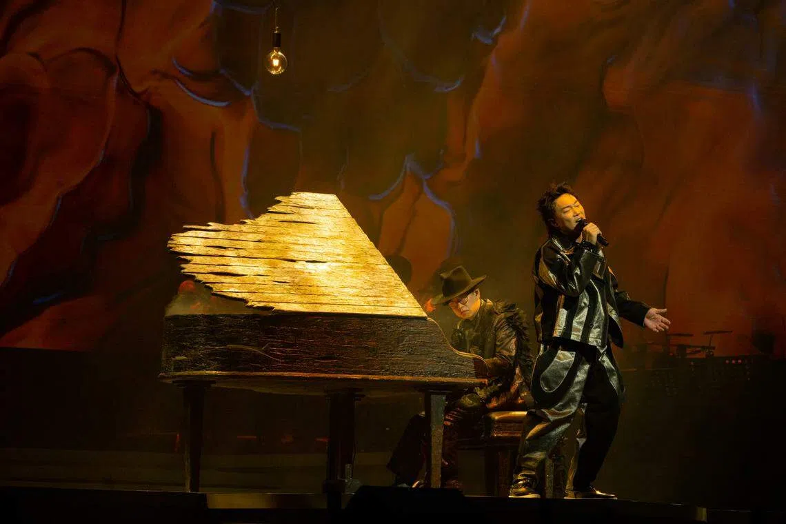 为了完整地呈现主题，陈奕迅整场演唱会只唱不说。（Live Nation新加坡提供）