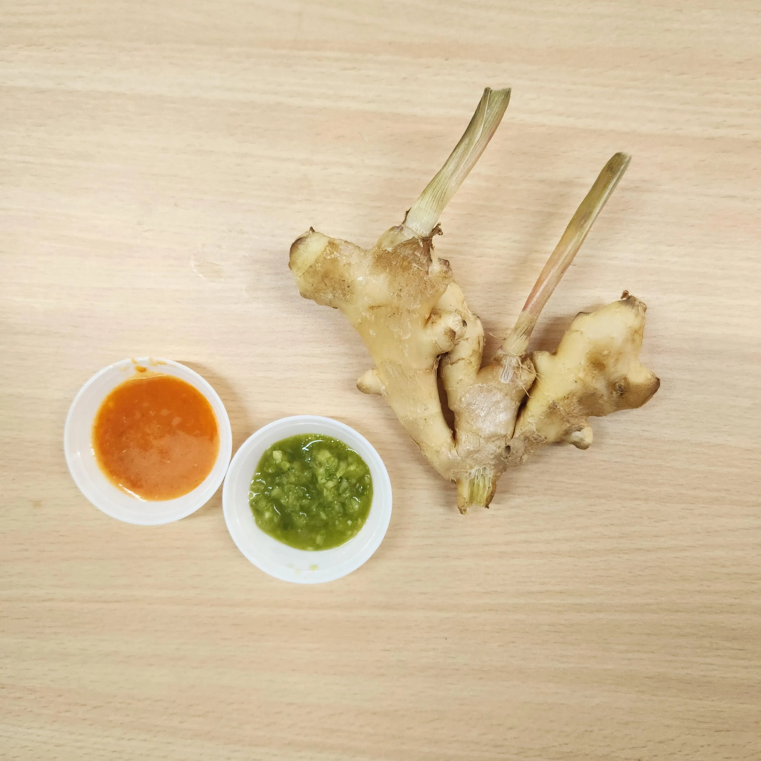 瑞记正宗鸡饭以海南姜（紫姜）制作姜蓉，还加入青葱。（陈爱薇摄）