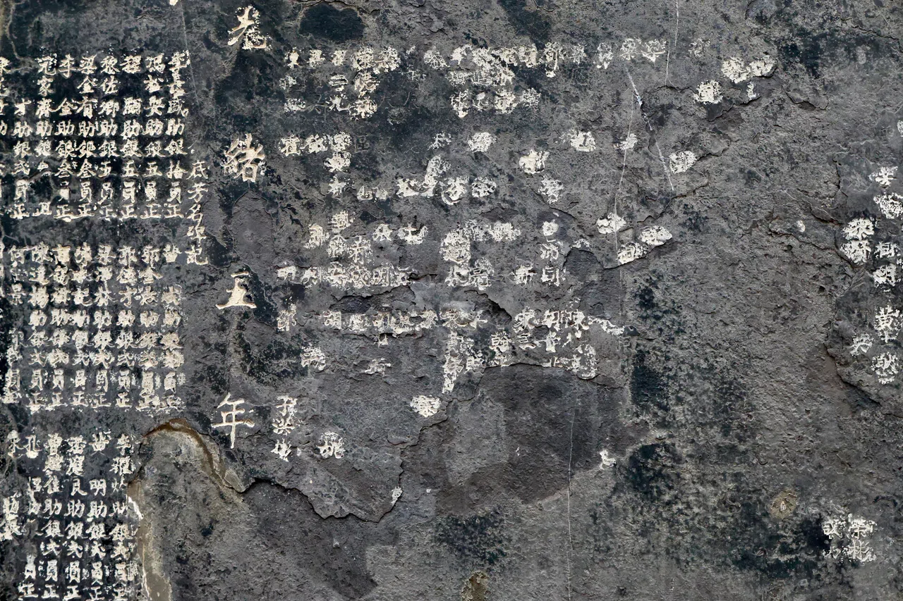 第一组石碑的第二部分破损严重，大部分刻字已难以辨认。（陈来福摄）