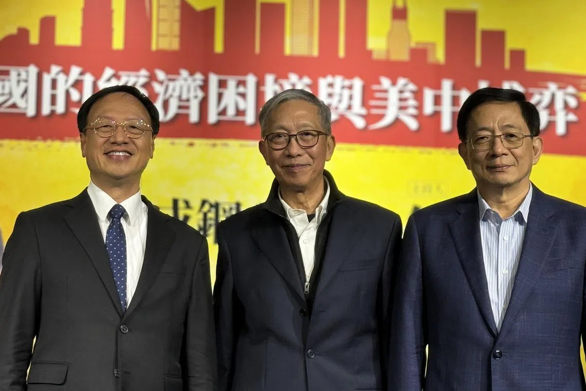 台湾长风基金会11月23日邀请美国斯坦福大学中国经济与制度研究中心资深研究员许成钢（中）举办讲座，从经济制度以及美中战略博奕的角度，分析当前中国大陆经济的困境与未来走向。图为他与长风基金会董事长江宜桦（左）和台湾大学前校长管中闵合照。（缪宗翰摄）