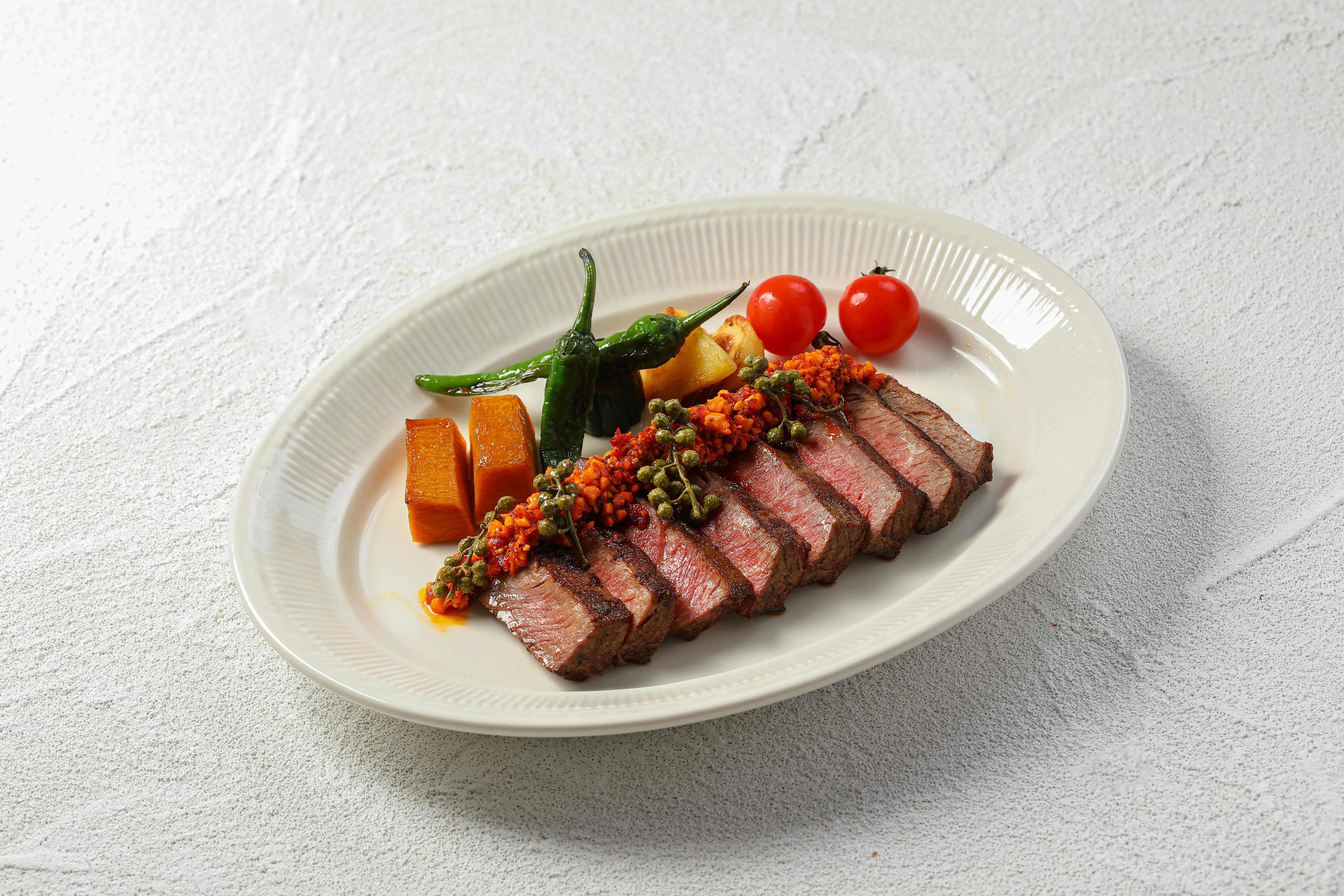 香辣藤椒牛排以香麻藤椒提升牛肉风味。（餐馆提供）