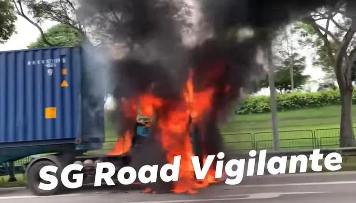 车头被严重烧毁。（SG Road Vigilante截图）