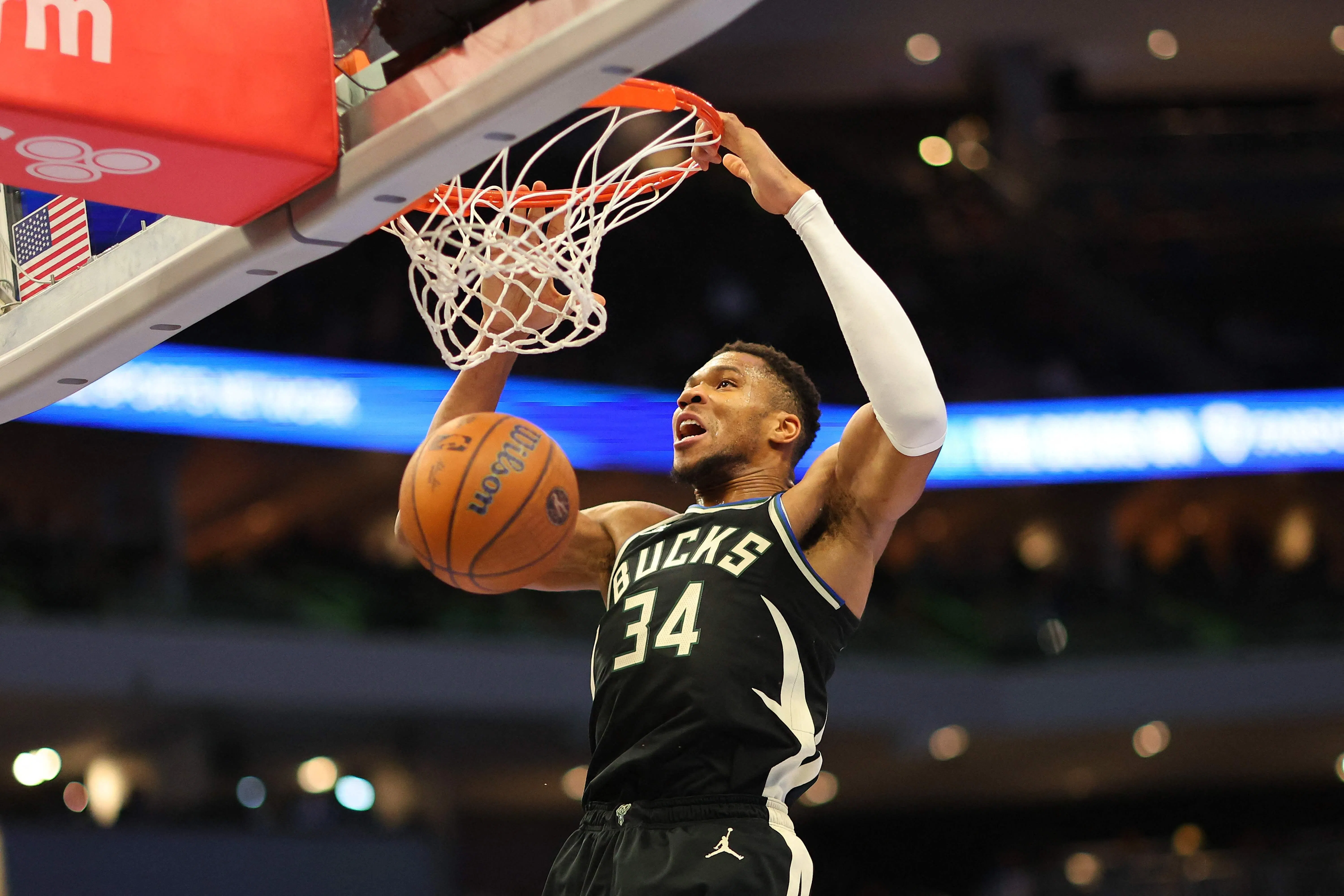 安特托孔波狂砍59分，助公鹿在加时赛中战胜活塞。（法新社）