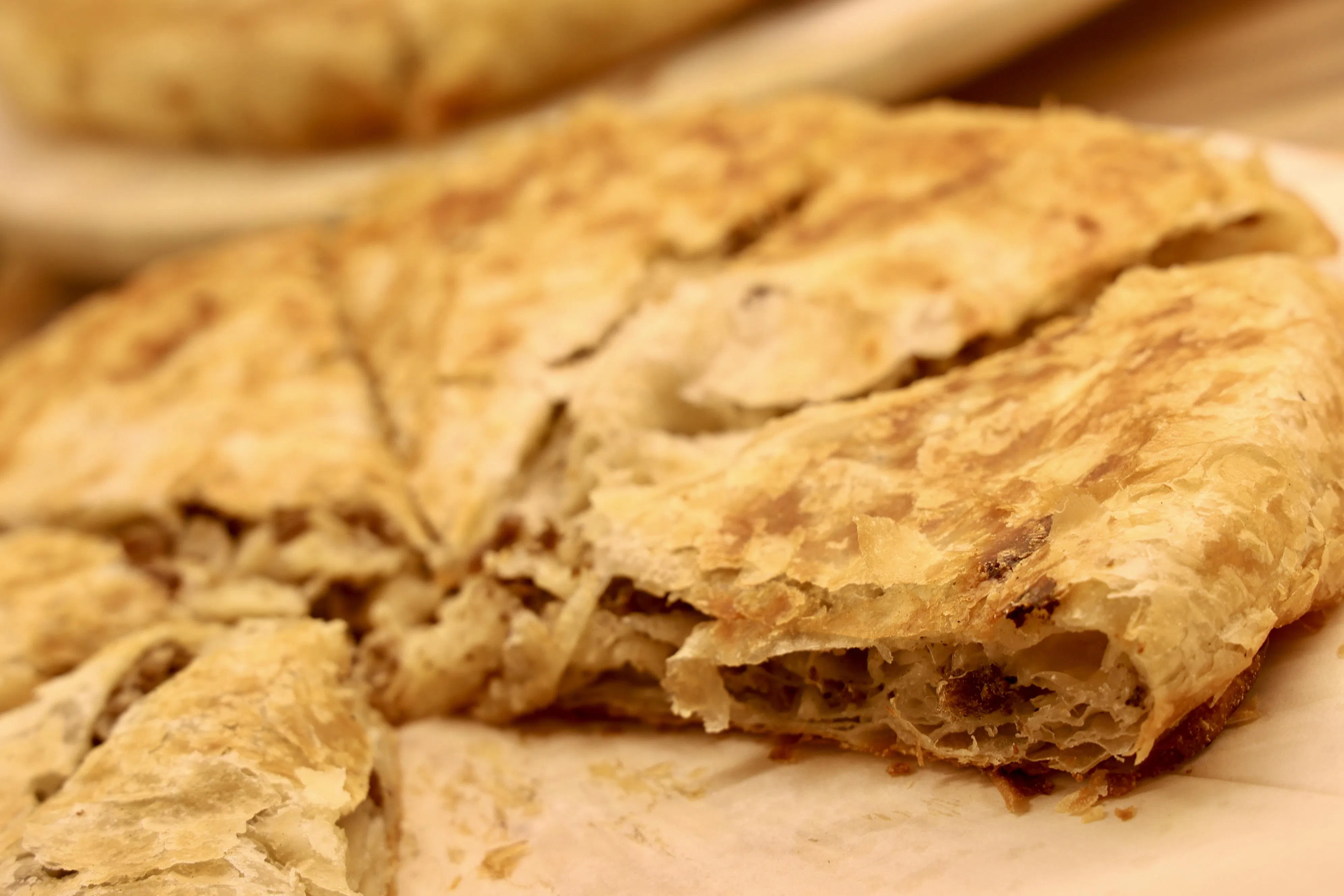 传统饼派Burek可夹不同馅料，比如芝士、菠菜或肉末等。（特约陈来福摄）