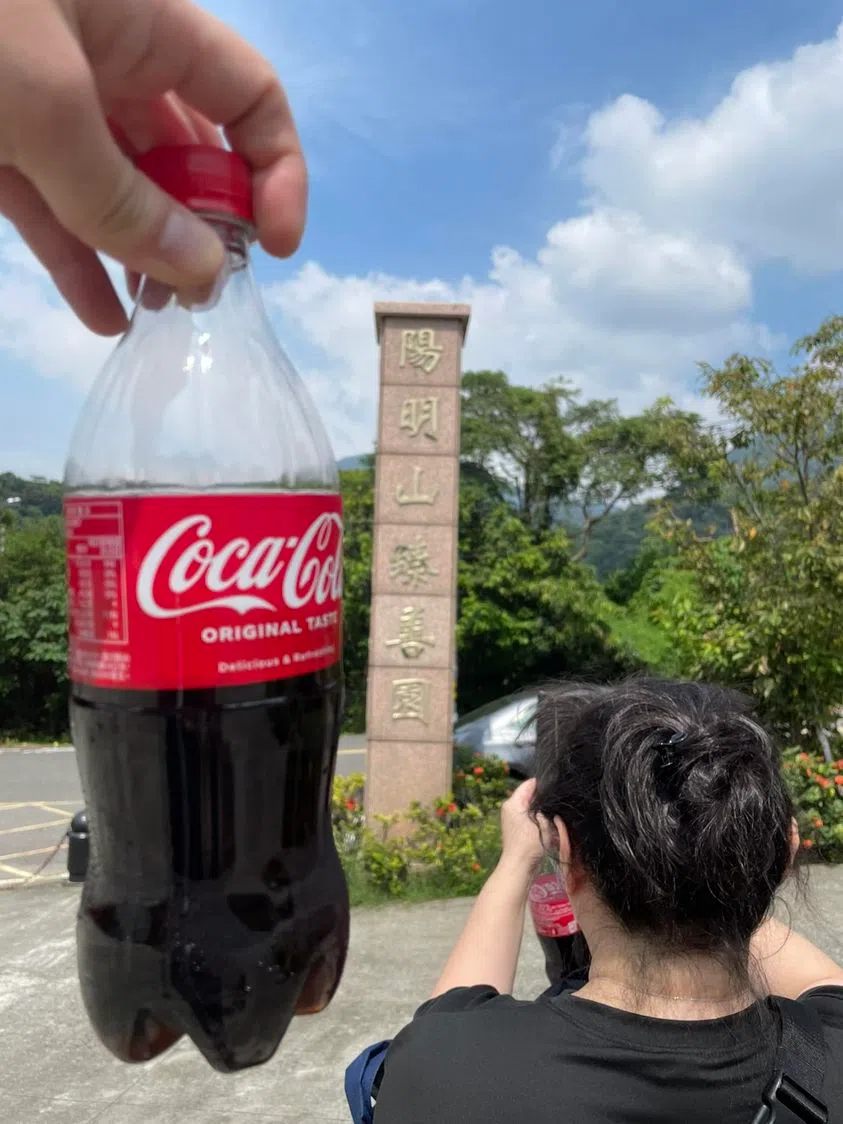 Junior贴出和小鬼的前经纪人带着可乐到墓地悼念的照片。（取自Junior脸书）