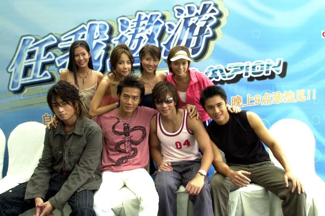 刘子绚（后排左起）的第一部本地剧是2004年的《任我遨游》，演员阵容包括谢宛谕、欧萱、陈凤玲、Toro（前排左起）、戚玉武、颜行和许立桦。（档案照）