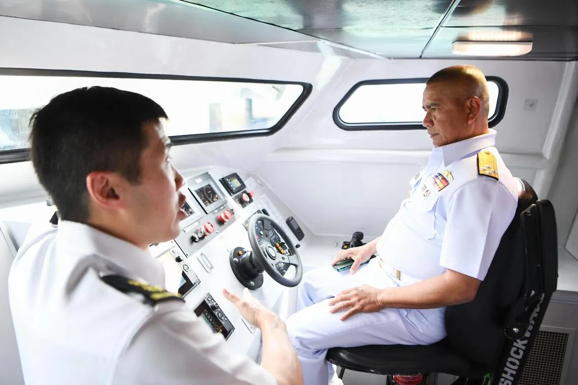 泰国皇家海军总司令派洛海军上将（右）参访樟宜海军基地，了解我国海军无人系统能力的发展。（国防部提供）