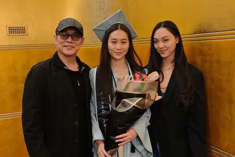 李连杰参加女儿毕业典礼 自嘲垫底没小学文凭