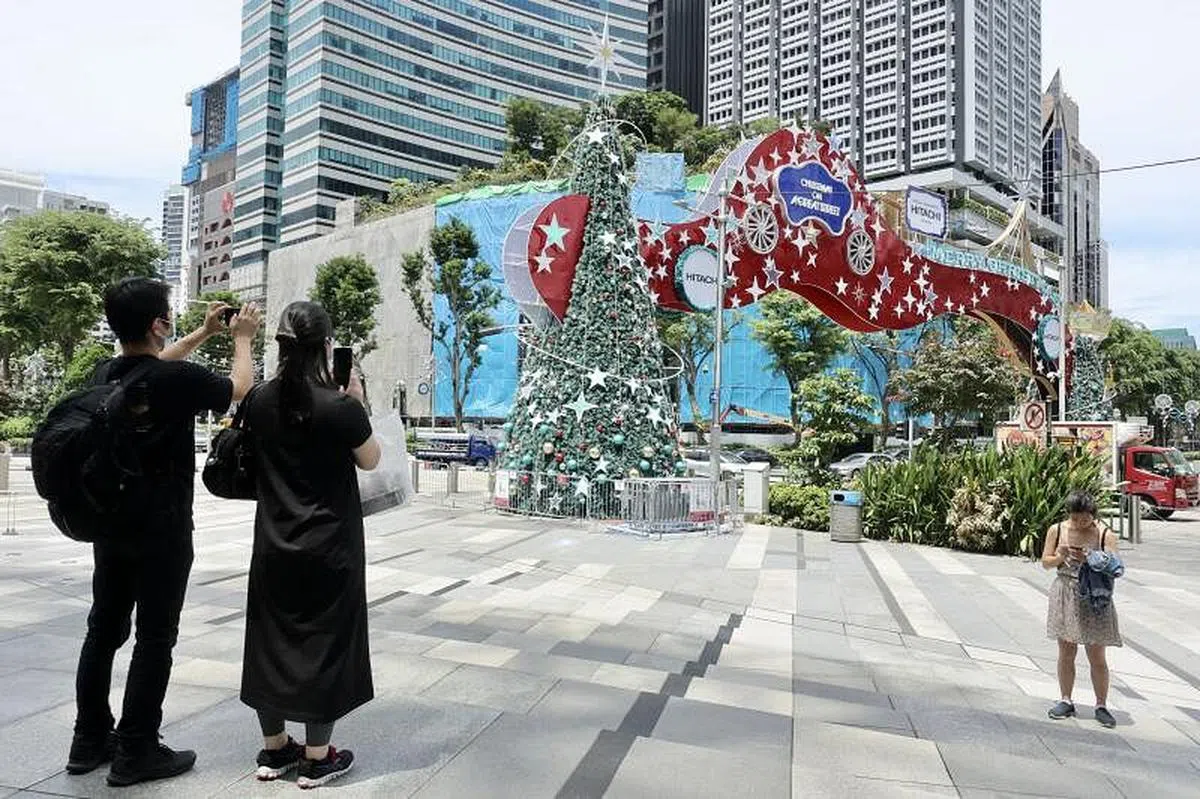 “乌节圣诞大街欢”除了华丽璀璨的圣诞灯饰，还有外国游客和本地访客喜爱的圣诞村、工作坊和街头演唱等活动。（邬福梁摄）