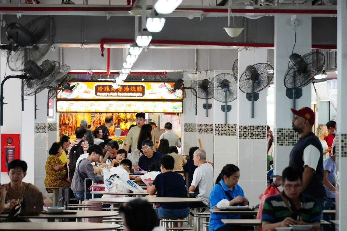 牛车水珍珠百货商场小贩中心翻新后重开首日，食客络绎不绝，好些摊位也排起人龙。受访食客和摊贩都反映小贩中心环境卫生大大改善，希望能长期维持下去。（何家俊摄）