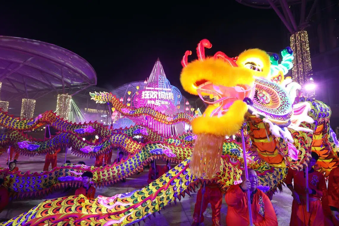 配合蛇年到来，1月19日至2月16日到访圣淘沙名胜世界、圣淘沙心之音和巴拉湾海滩的公众，将能在现场感受浓郁的新春氛围。（邝启聪摄）