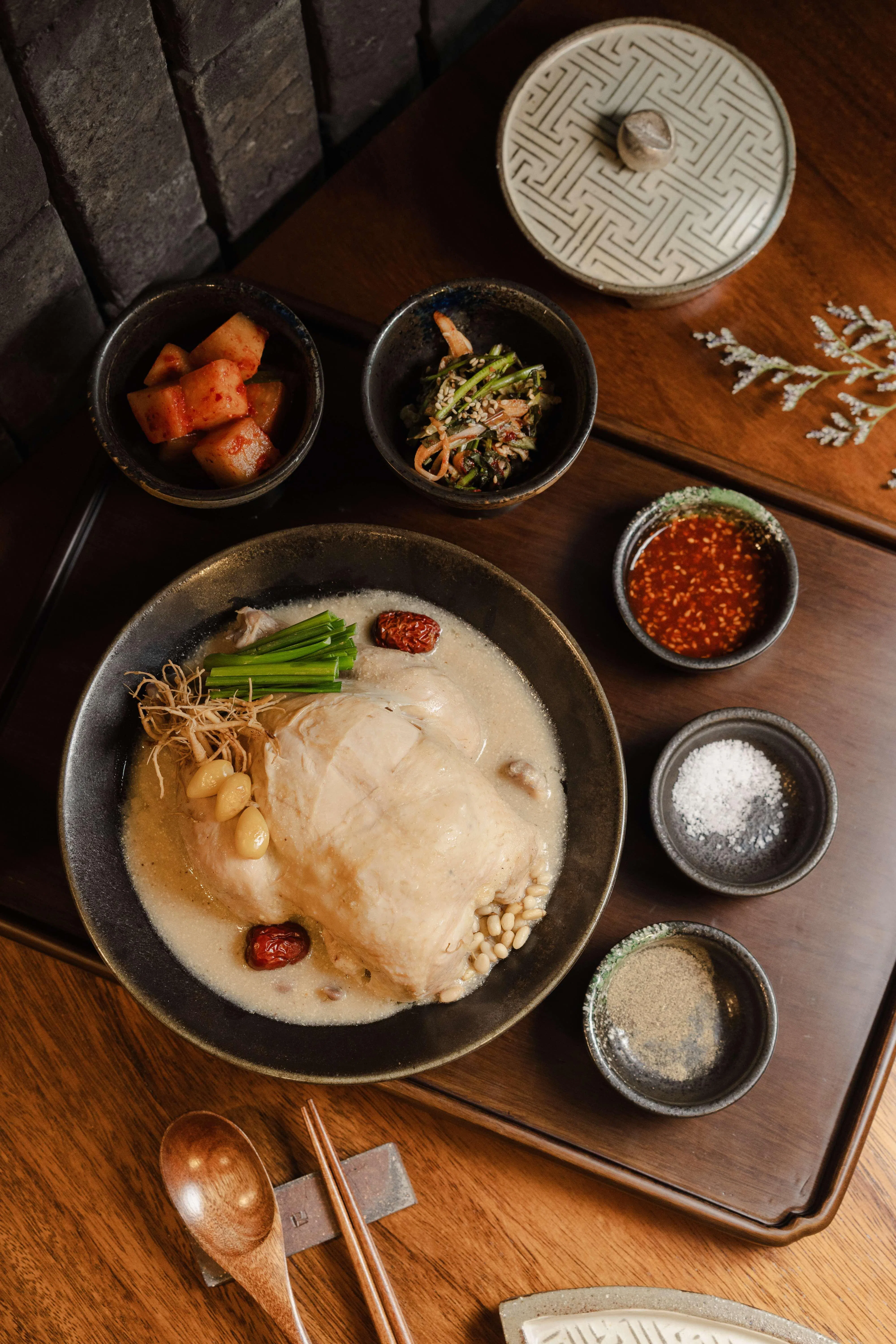 紫苏籽参鸡汤温润滋补，乳白色汤底来自营养丰富的紫苏籽。（餐馆提供）