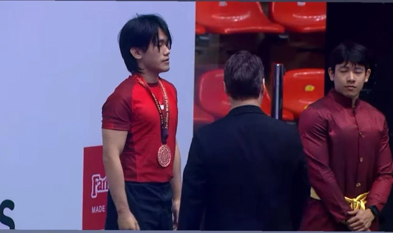 我国巴西柔术选手沈恩（左）在最后一个比赛日拿到一面铜牌。（巴西柔术教练法比奥提供）