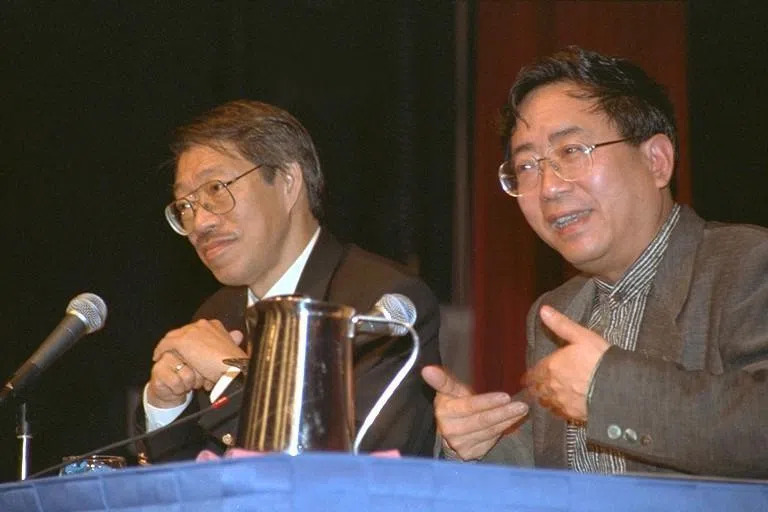 郭振羽（左）主持过许多重量级文化活动。他曾于1998年《联合早报》的75周年报庆活动“跨世纪的文化对话”上担任座谈会主席，对谈嘉宾包括中国著名学者和作家余秋雨教授（右）。　（档案照片）