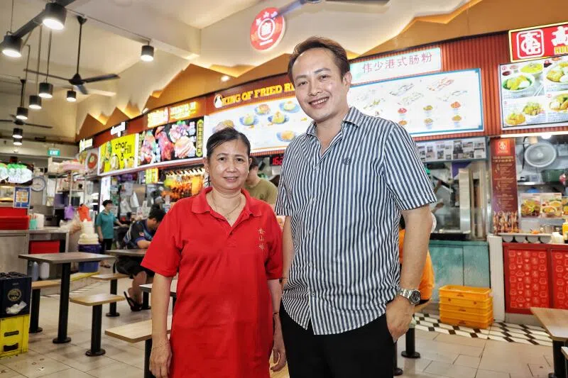 洪启强（右）指出，无论是选择大公司或中小企业，求职者应衡量公司是否能提供学习的潜能和成长的空间。（图/档案照）