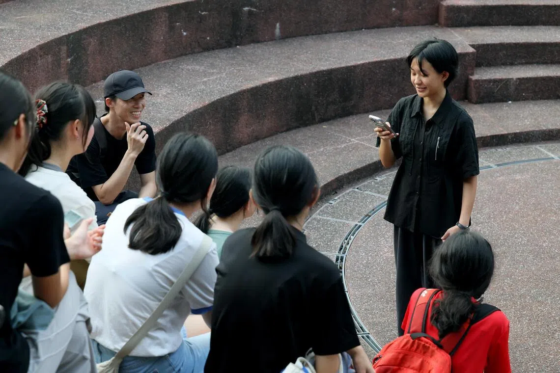 2025年7月19日，15名青年写作爱好者齐聚虎豹别墅，本地剧场工作者、《联合早报》副刊专栏作者梁海彬（戴黒帽者）担任一日写作导师。（龙国雄摄）