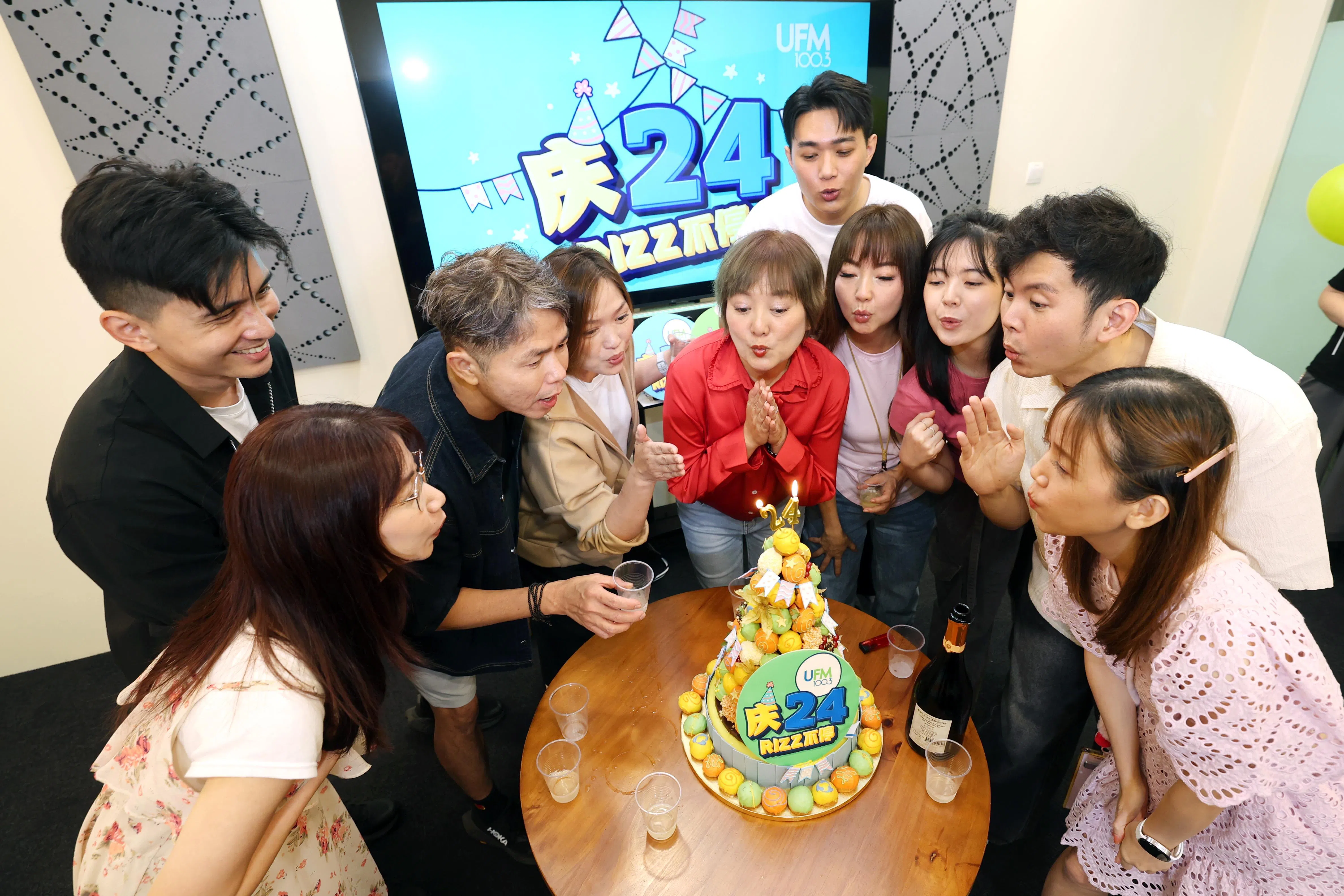 全体DJ早上10时03分延续了往年在直播室唱生日歌、切蛋糕的庆生仪式。（新明日报）