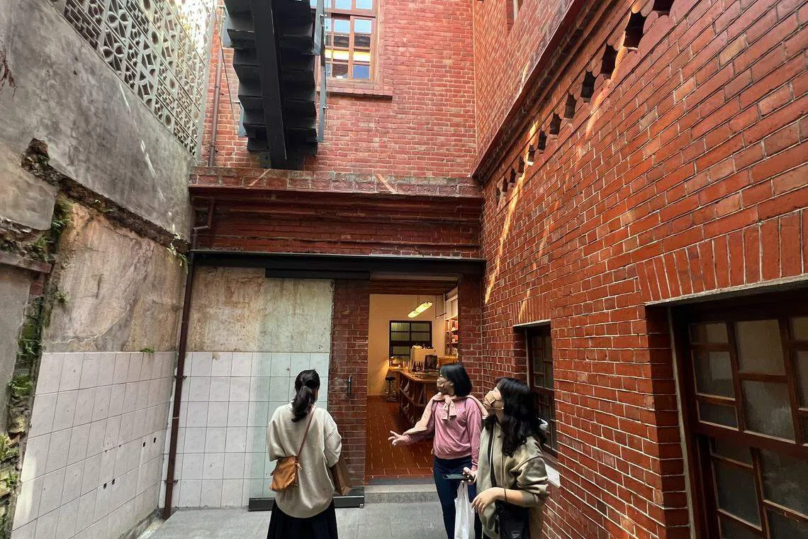 建筑师保留老房子原有的细节，展示过去生活的痕迹。（叶孝忠）