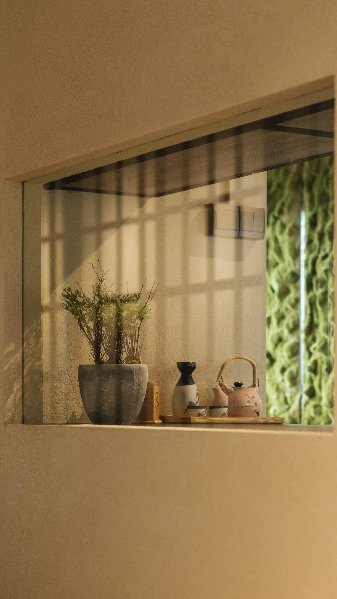 室内有轨道照明，在局部聚光灯区域打造更温馨的氛围。（PI Architects）