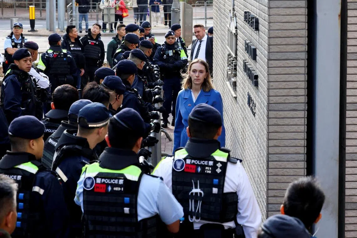 英国和奥地利领事代表星期一上午抵达西九龙裁判法院。香港港壹传媒创始人黎智英案当天上午宣判，警方在法院外加强戒备。（路透社）