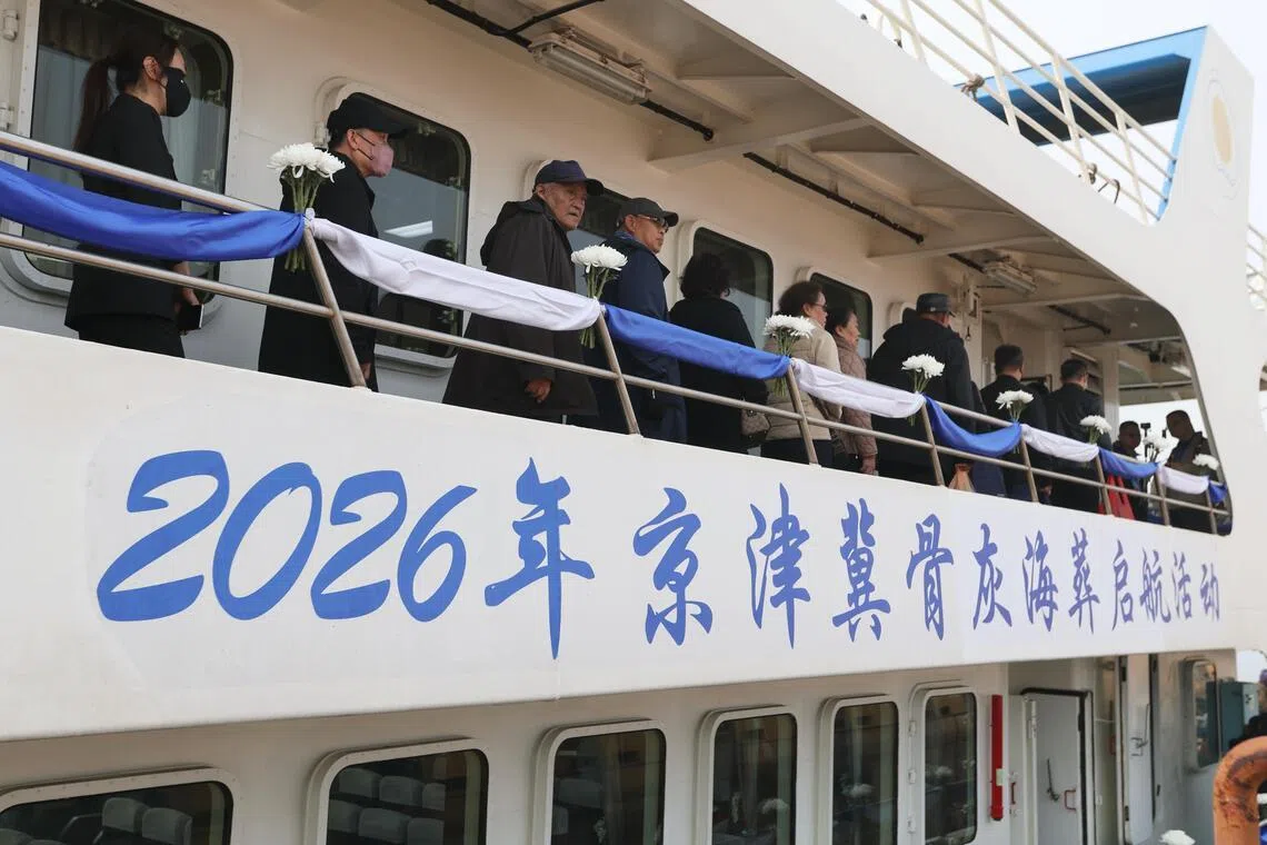 由北京、天津、河北三地联办的2026年京津冀骨灰海葬启航活动，3月29日在天津渤海湾举行。图为逝者家属登上海葬专用船。（中新社）