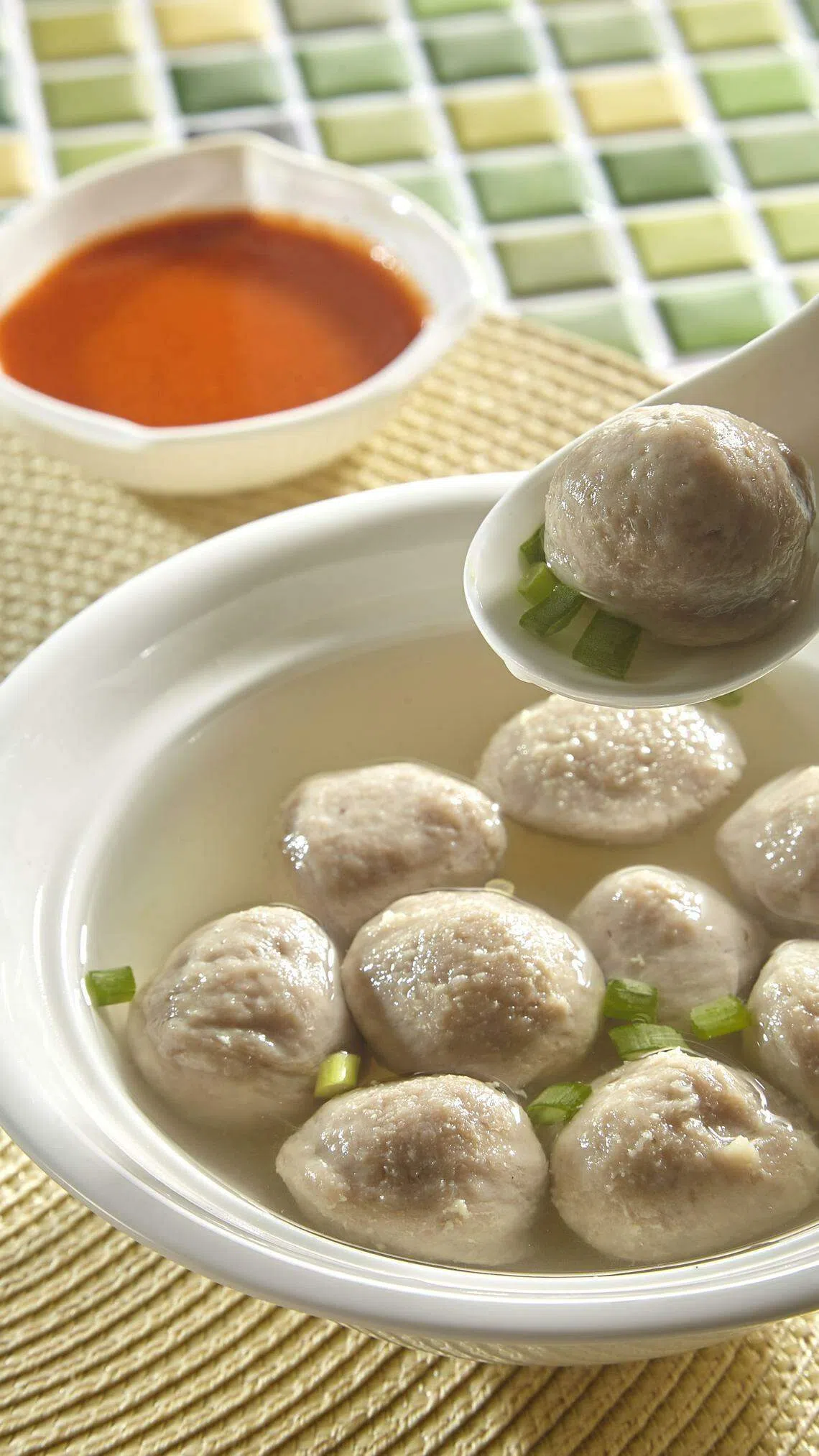 颂记的牛肉丸特别弹牙，汤底清澈鲜甜。（品巷提供）