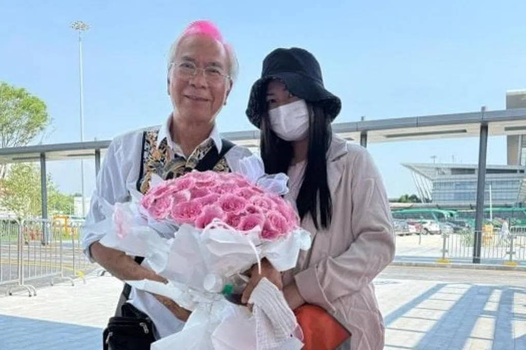 捧花接小37岁未婚妻出狱 李龙基：会尽快注册结婚