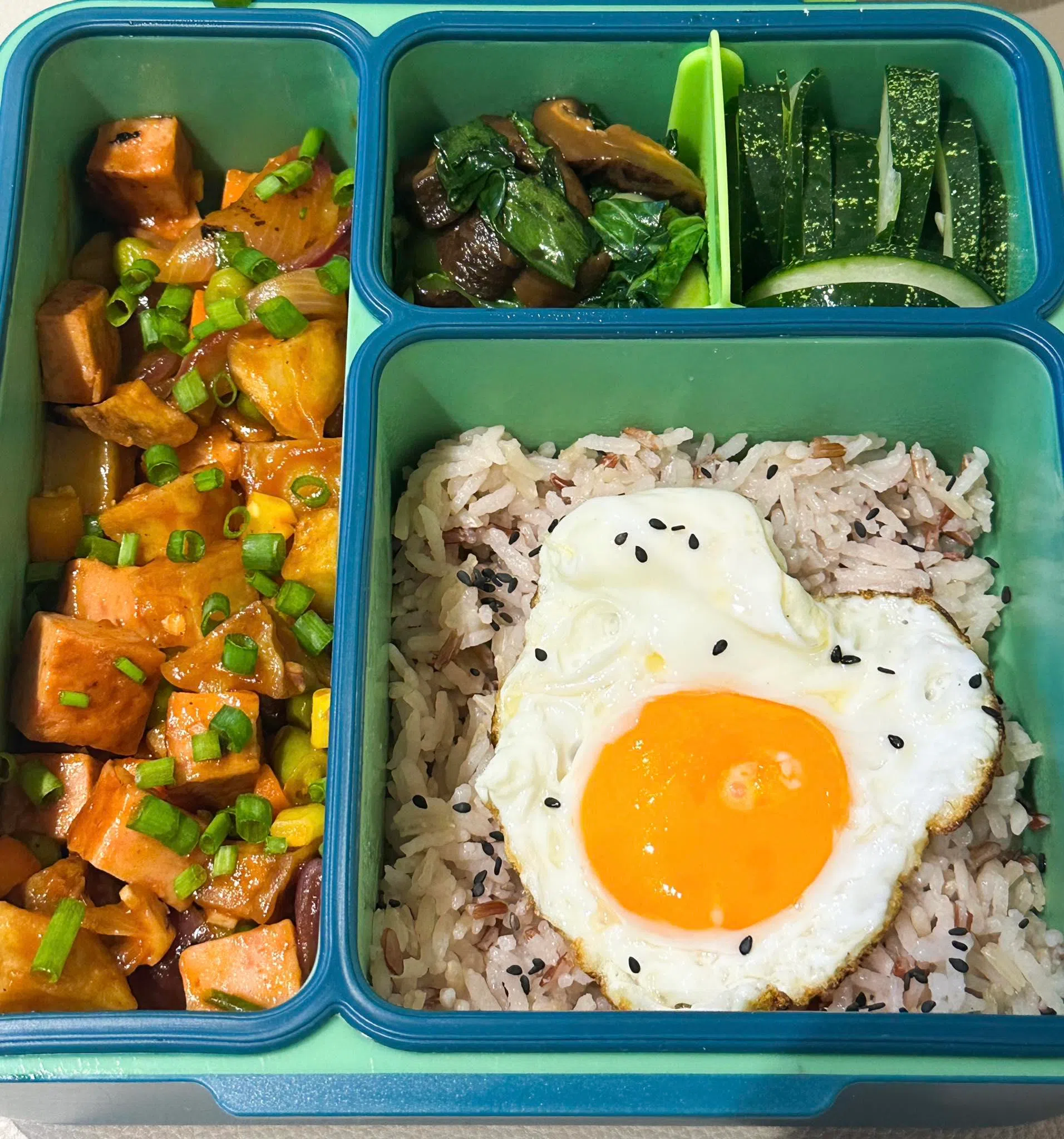 由于有不少家长在陈淑君的贴文底下留言询问如何配餐，她后来也在贴文中标明食材重量，糙米饭和白米饭比例和食材成本，供其他家长参考。“我想证明合理的预算也能做出优质的家常菜。”（受访者提供）