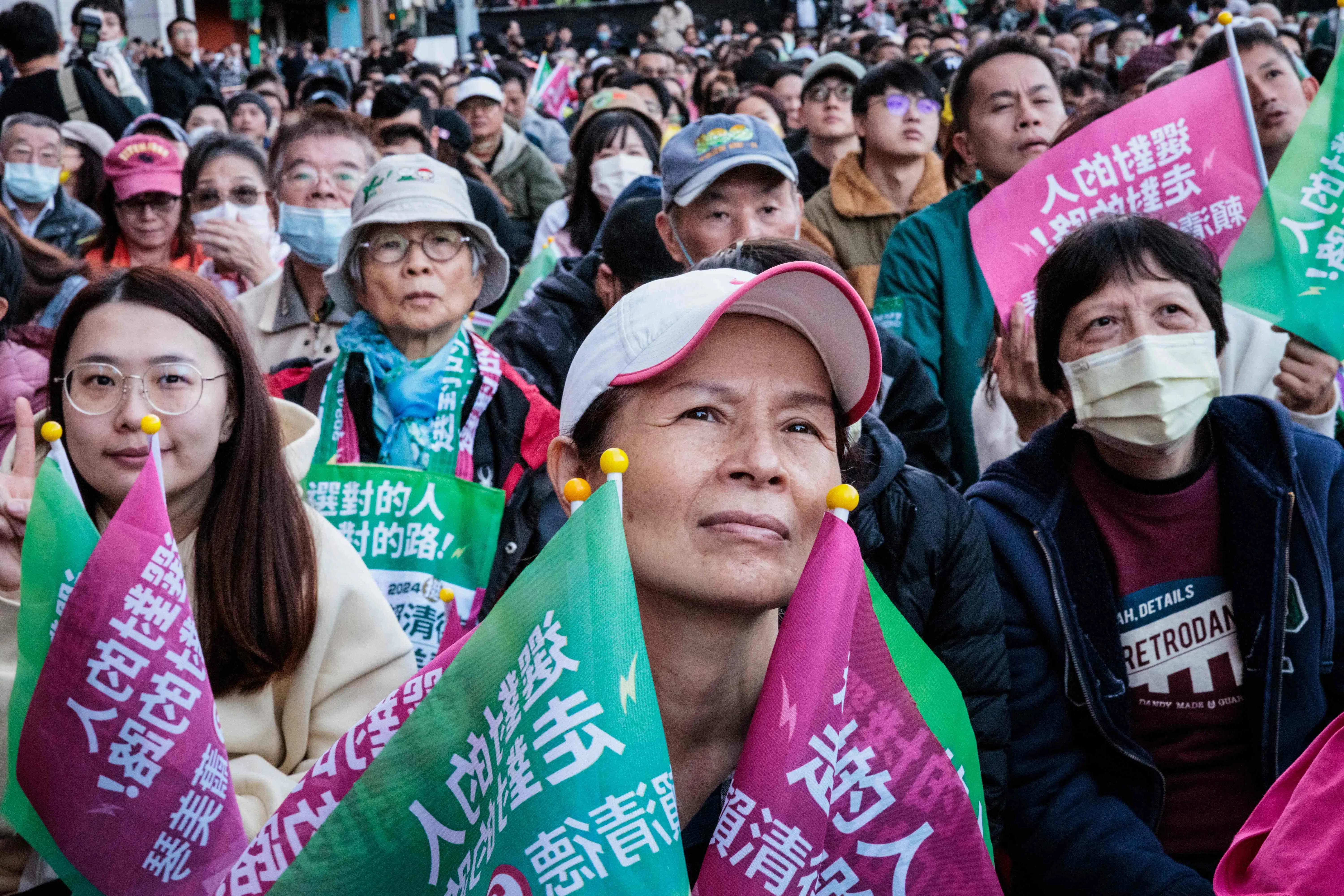 大批民进党支持者在台北盯着屏幕等待选举结果。（法新社）