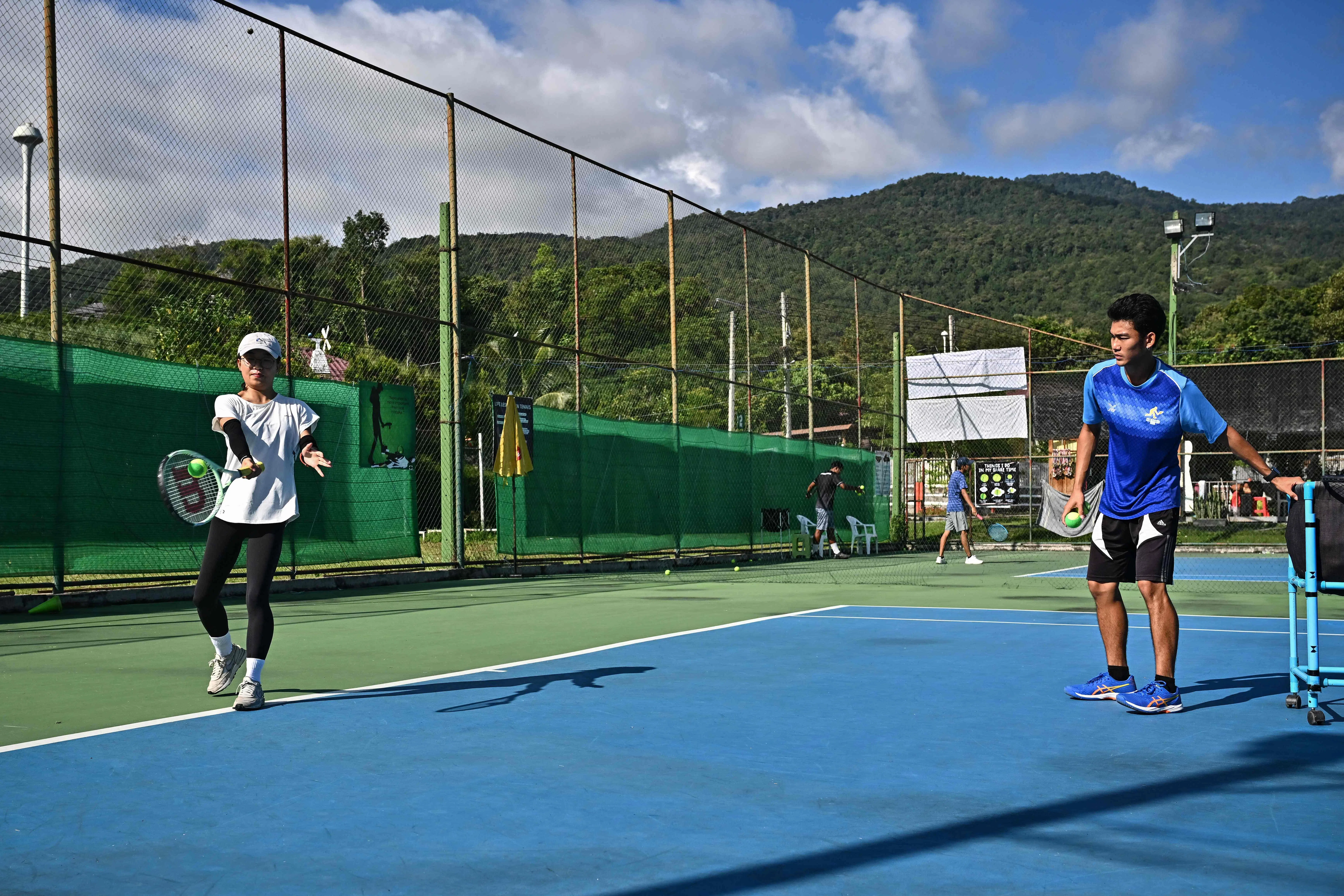 陈康妮（左）原本在上海一家银行工作，上海封城防疫让她迫切想离开。她如今在清迈学习外语，不时参加网球课，过着自己喜欢的生活。（法新社）
