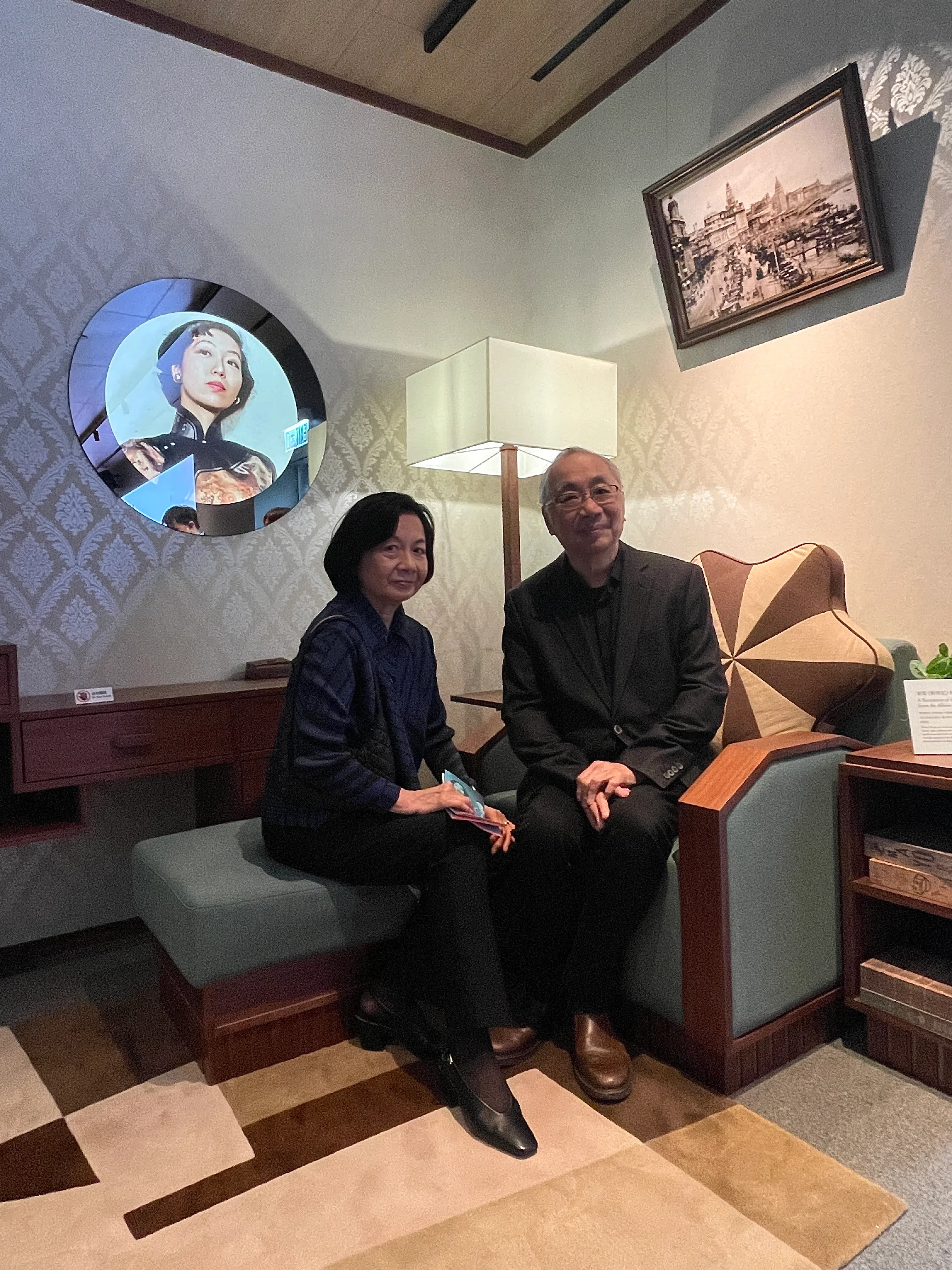 宋以朗（右）与姐姐宋元琳在都大现代文学馆的“张爱玲客厅”留影。（林方伟摄）