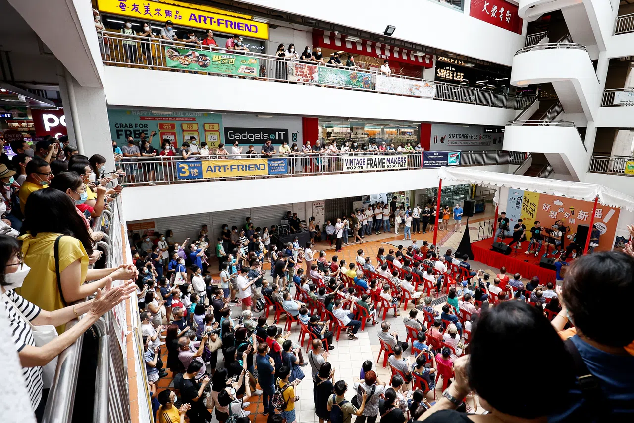 96.3好FM 2022年中举办的“好想跟你唱新谣”演唱会在百胜楼中央广场举行，吸引不少听众捧场。（档案照）