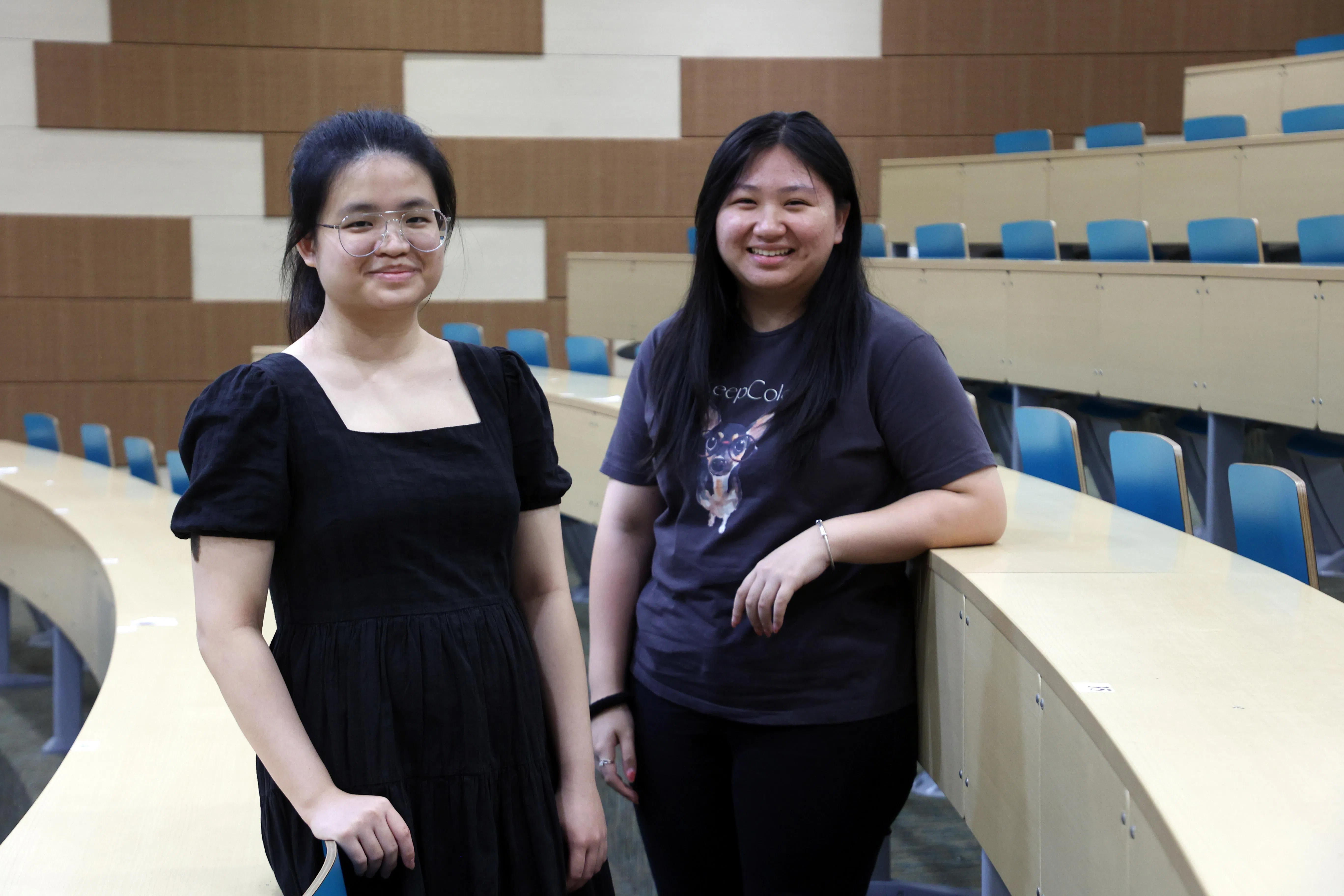 义安理工学院学生代表陈玮英（左）和黄嘉怡分享讲座听后感。（邝启聪摄）