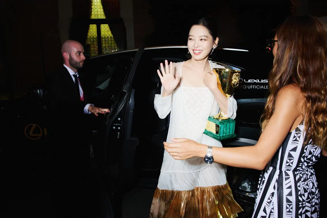 辛芷蕾（中）是继巩俐和叶德娴之后，第三个获得威尼斯影后的华人女星。（取自辛芷蕾工作室微博）