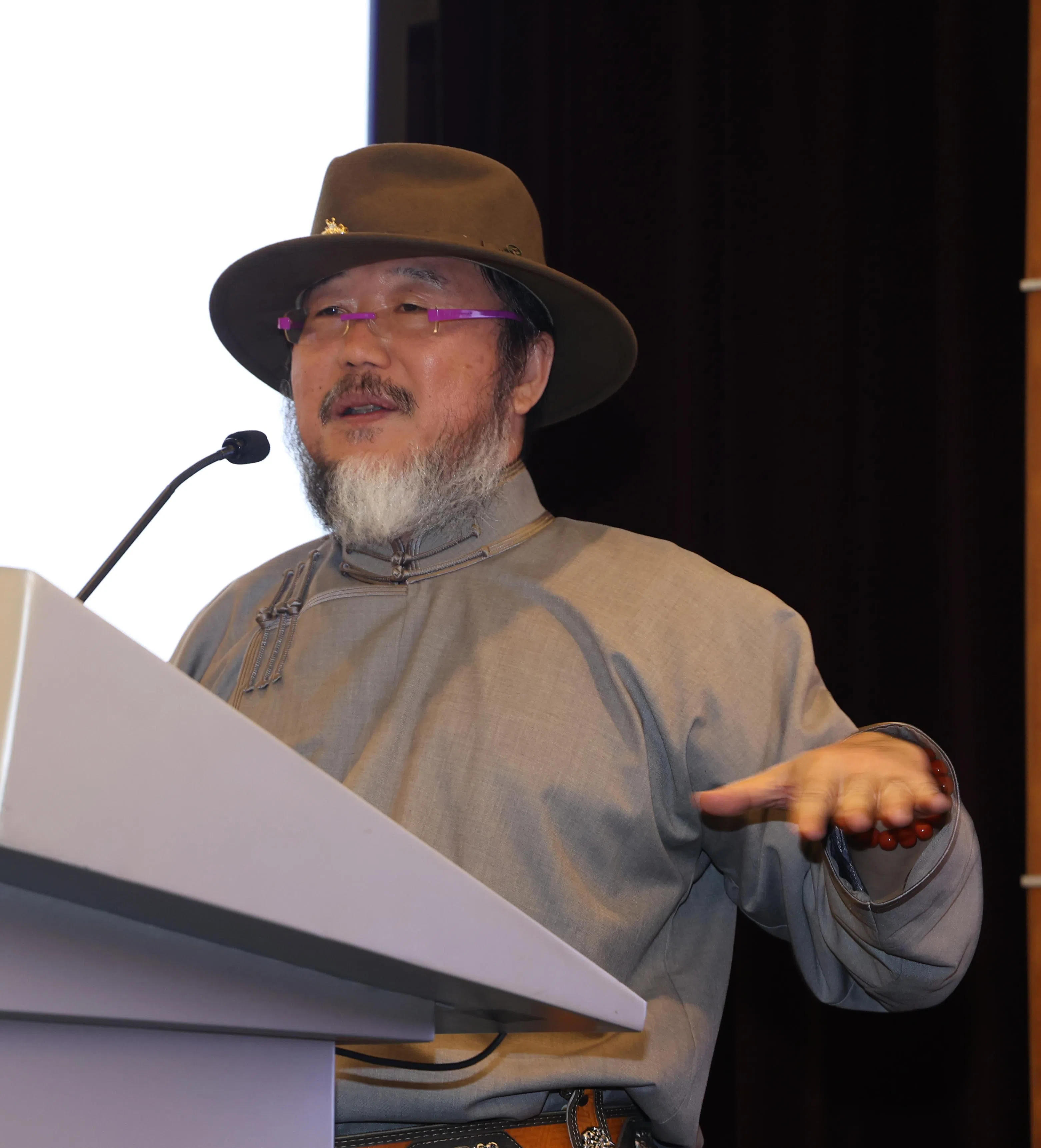 巴特尔在开场时用蒙古语自我介绍，结尾时也以蒙古语送上祝福，展现浓厚的草原风情。（邬福梁摄）