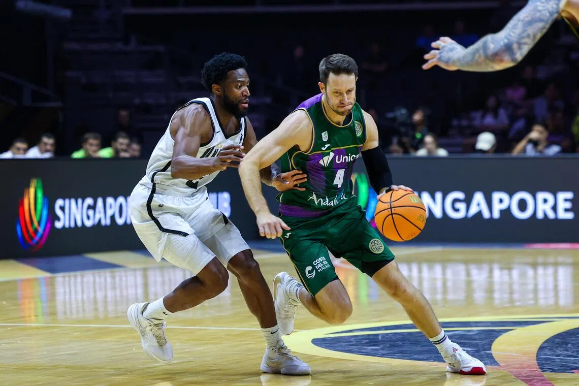 马拉加后卫卡利诺斯基（右）在比赛中突破，他全场比赛砍下12分三篮板两助攻，也当选本届赛事的MVP。（林明顺摄）