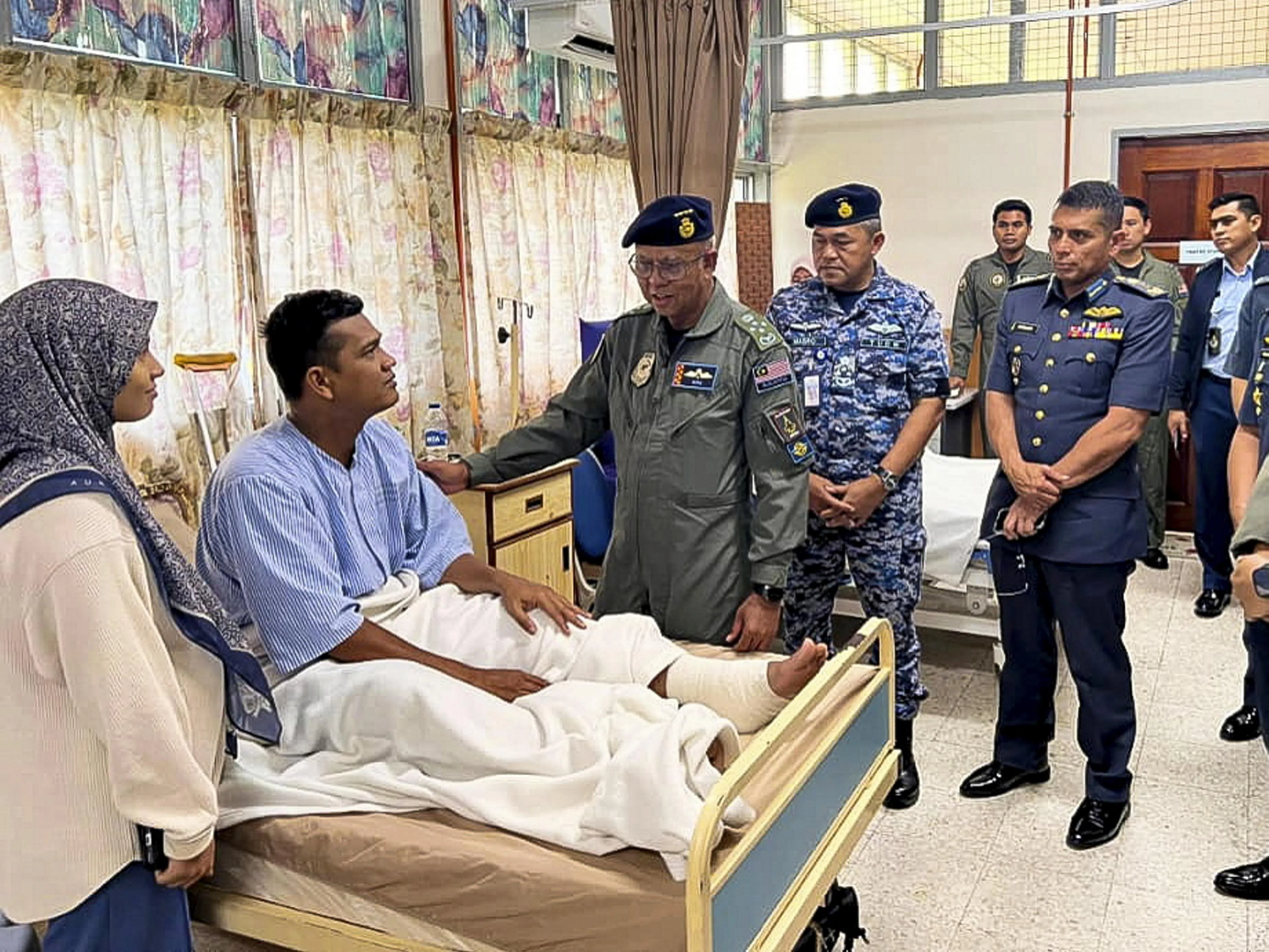 马来西亚空军首长莫哈末诺拉兹兰（左三）到马国武装部队医院探望出事战机的机师莫哈末阿兹哈少校（左二）。（马新社）