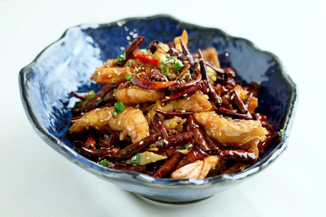 辣子炒虾的做法跟川菜中的辣子鸡略同。（龙国雄摄）