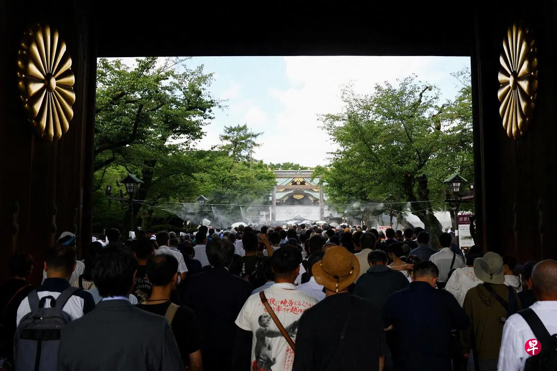 日本靖国神社每年8月15日都会举行大规模祭祀活动。自1978年靖国神社供奉二战甲级战犯，日本政要参拜靖国神社就成了日本与中韩等二战受害国外交上的敏感问题。 （路透社）