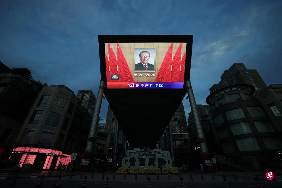 8月17日是中共前总书记江泽民诞辰百年，中国官方在当天举行了纪念大会。图为大屏幕上播放带有江泽民肖像的画面。 （路透社）