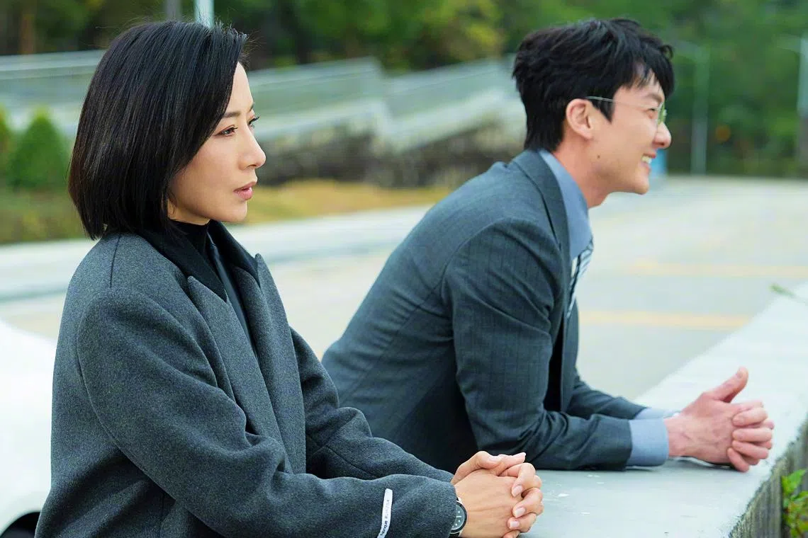 杨茜尧（左）与王浩信主演的《黑色月光》是年度最受瞩目港剧之一。（互联网）