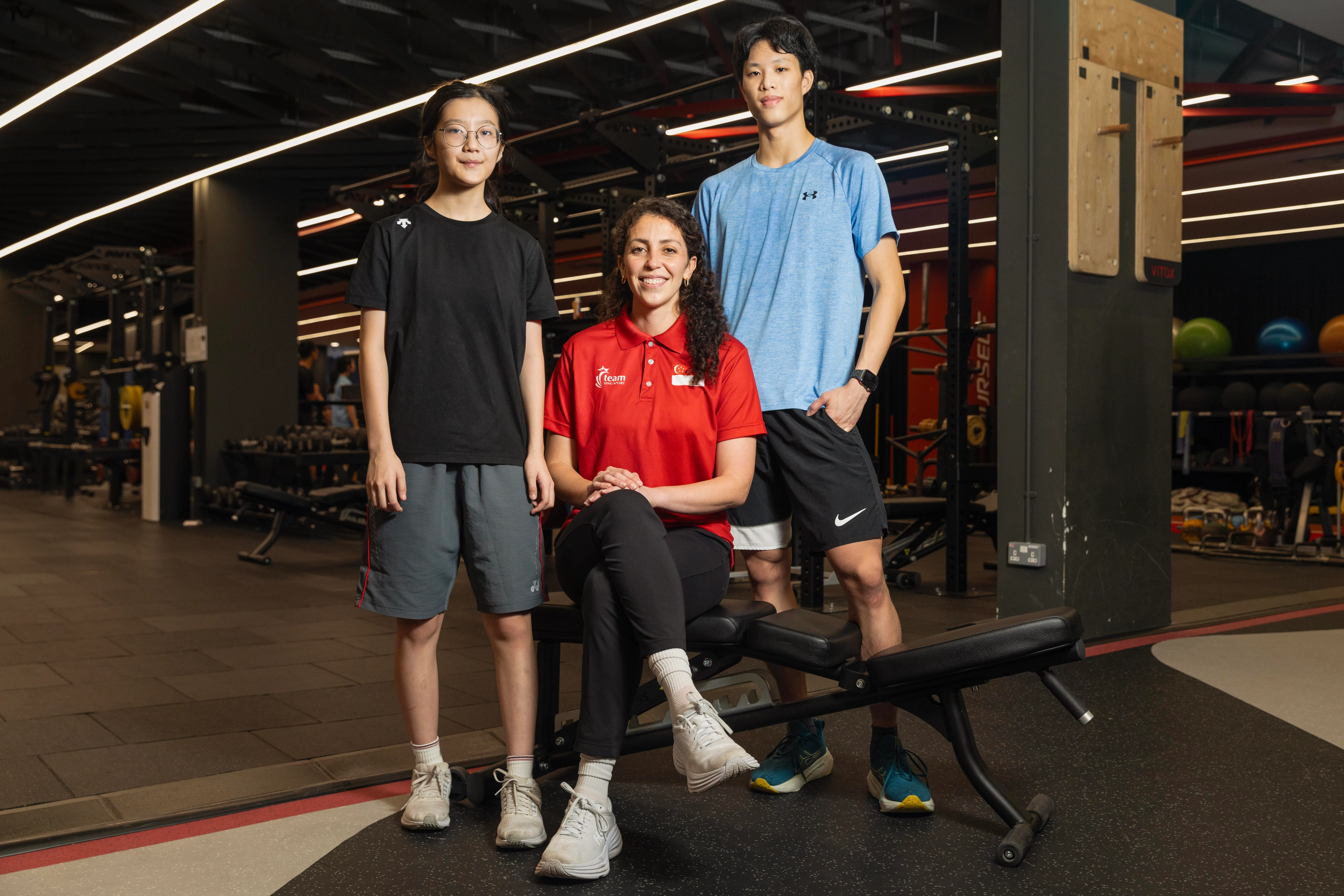 来自加拿大的妮可（中）今年8月加入我国短道速滑队，她不设具体奖牌目标，希望届时我国团队能拥有难忘的参赛体验。右为卜彦凯，左为罗钰琴。（白艳琳摄）