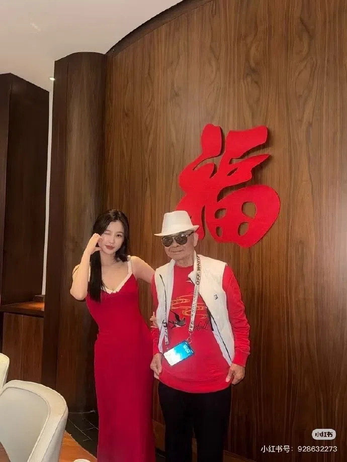 虞书欣（左）和爷爷合照。（取自虞书欣微博）