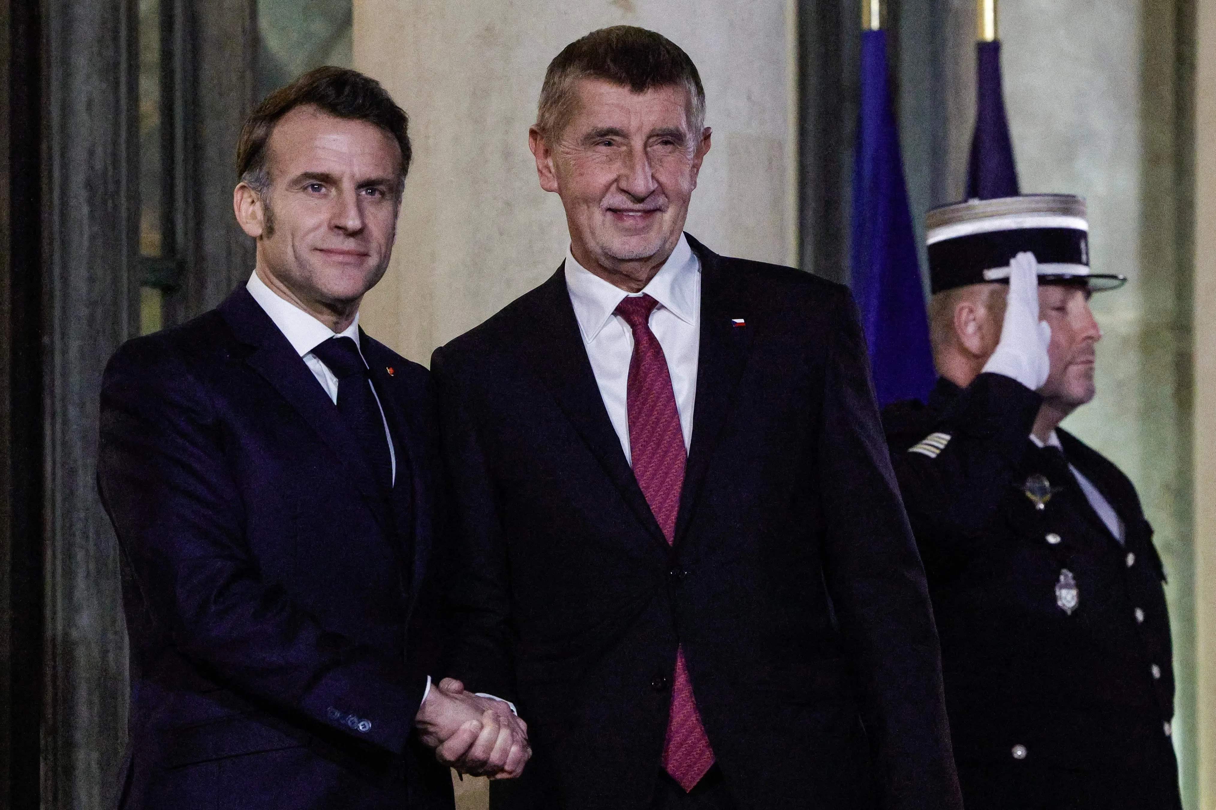 2月11日，法国总统马克龙（左）在巴黎爱丽舍宫迎接捷克总理巴比什。（法新社）