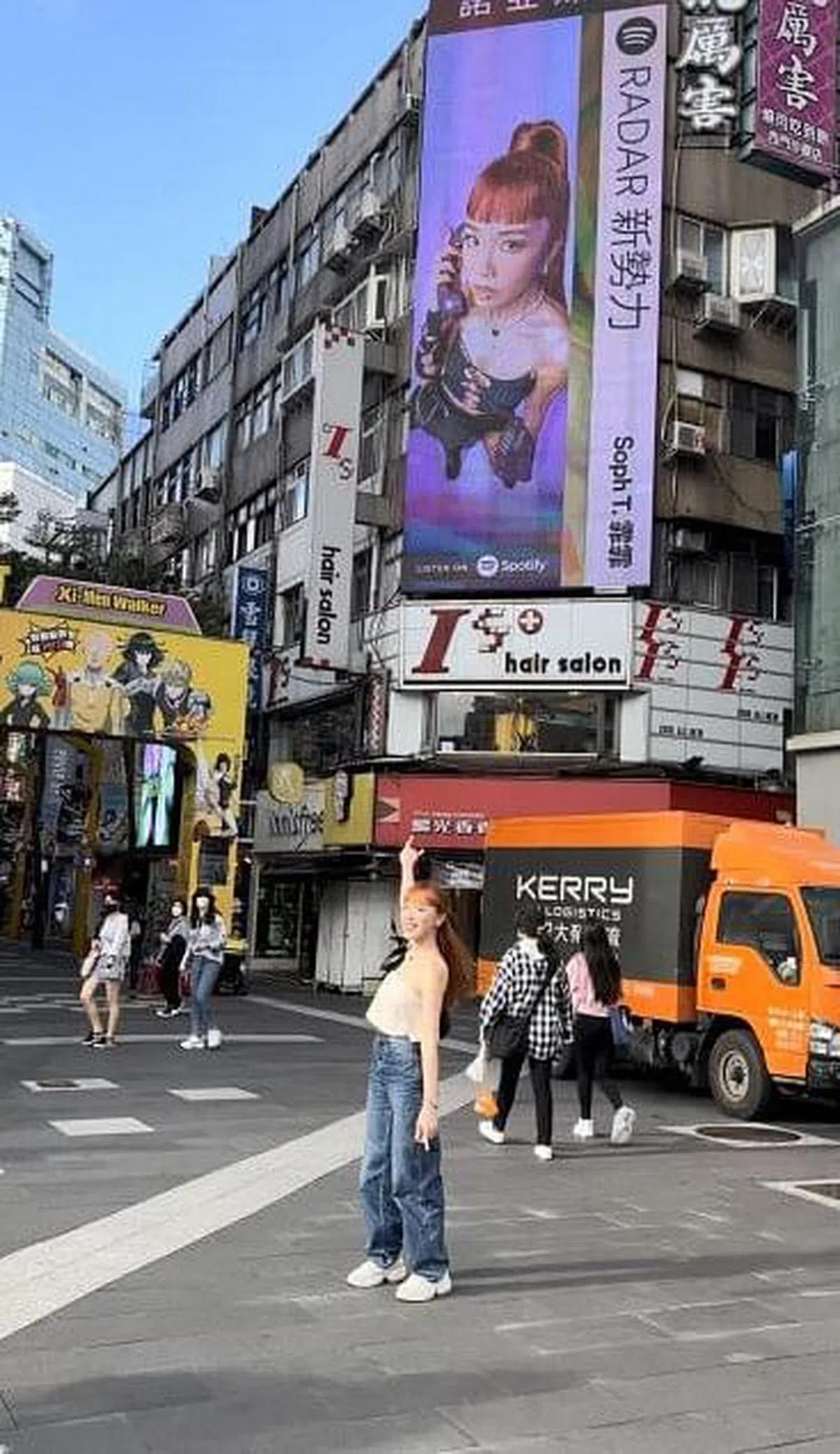 霏霏在西门町看到自己的看板，非常感动。（图片由华纳音乐提供）