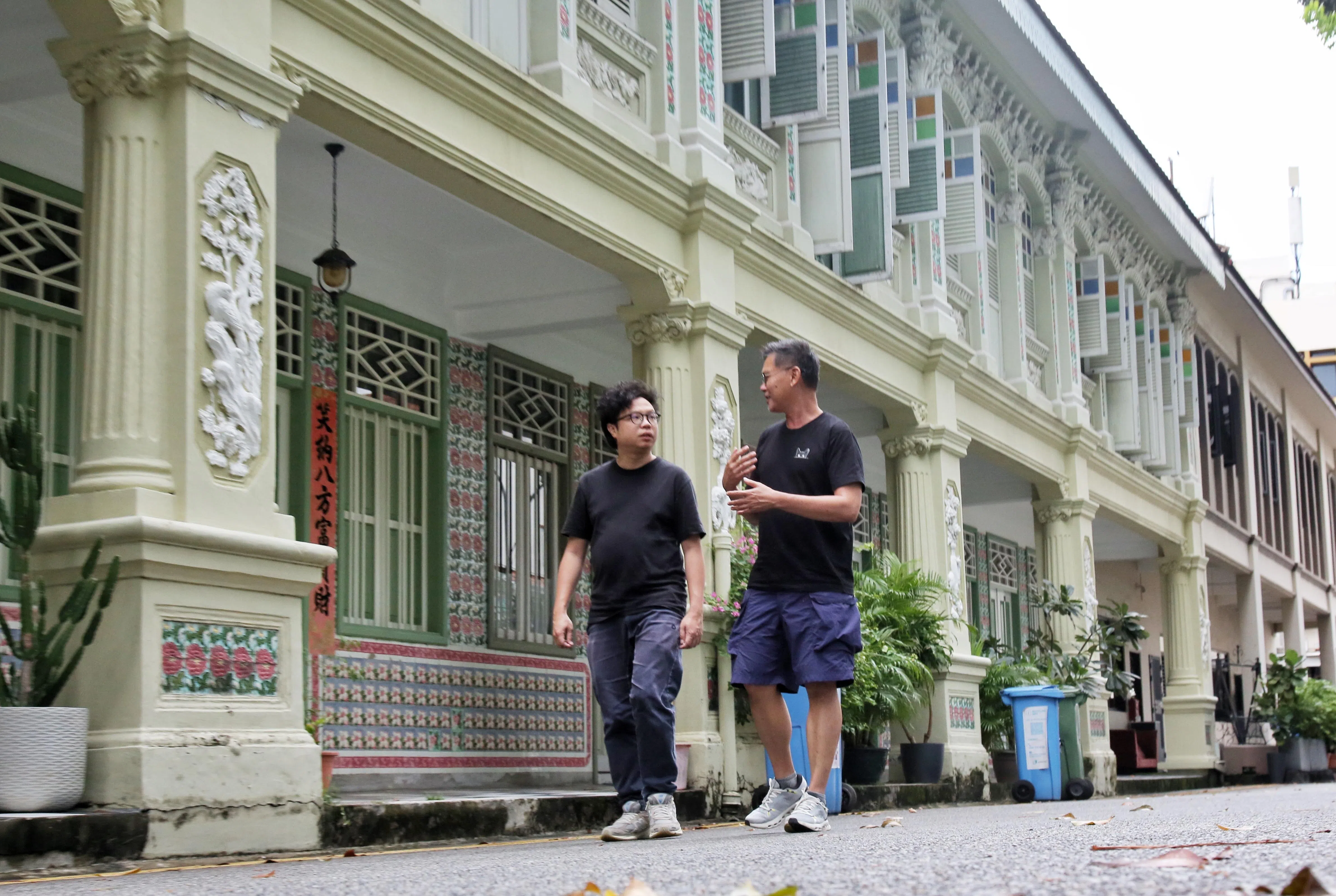 新加坡作家叶孝忠（右）和香港作家黄宇轩对谈新港散步方法，创意要边走边说。（特约陈福洲摄）